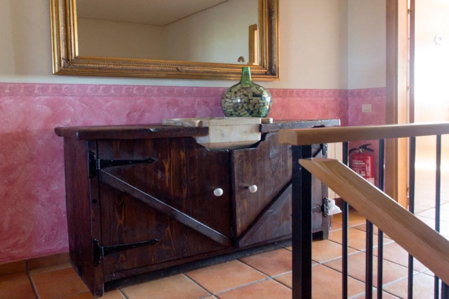 detalle-del-hall-en-hostal-los-calaos