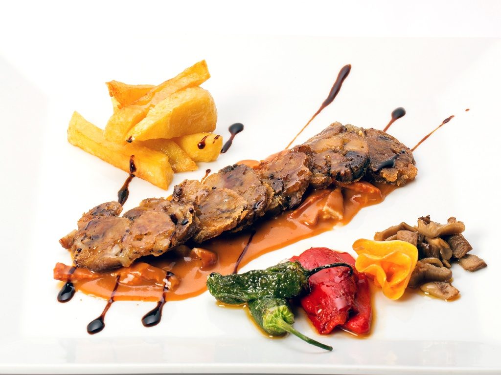 manitas-de-cerdo-a-la-plancha-con-salsa-los-cal